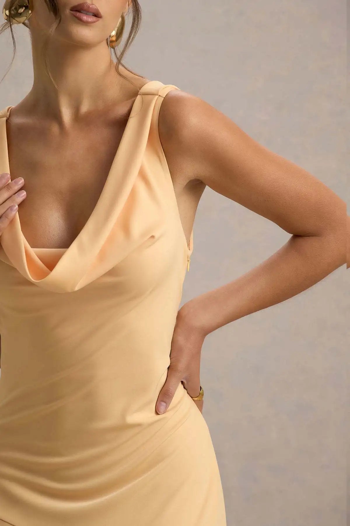 Vestido Comprido de Cetim com Costas Descobertas — foto 32 | Tolobasao