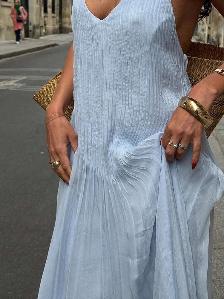 Vestido Comprido Plissado com Decote Halter e Costas Descobertas em Azul — foto 4 | Tolobasao