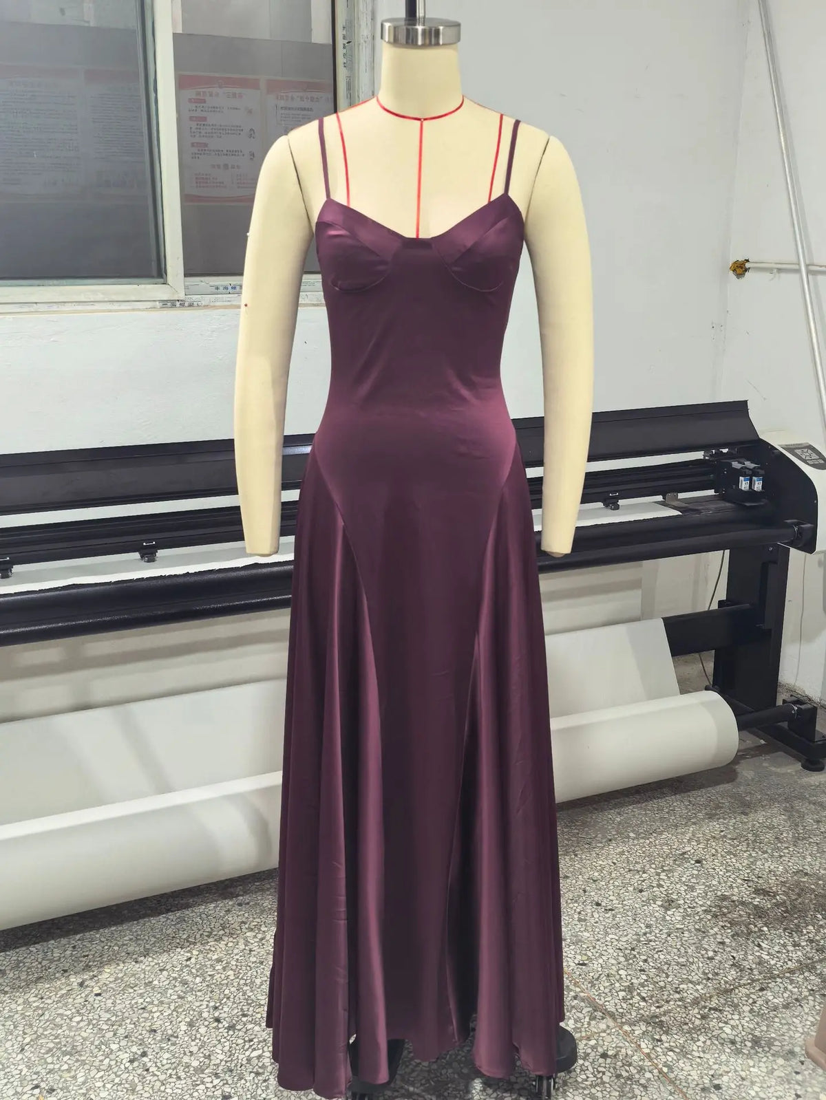 Vestido Comprido de Cetim com Corpete e Costas Descobertas — foto 6 | Tolobasao