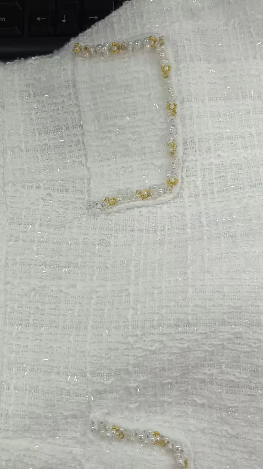 Vestido Curto em Tweed com Ombros Estruturados — foto 24 | Tolobasao